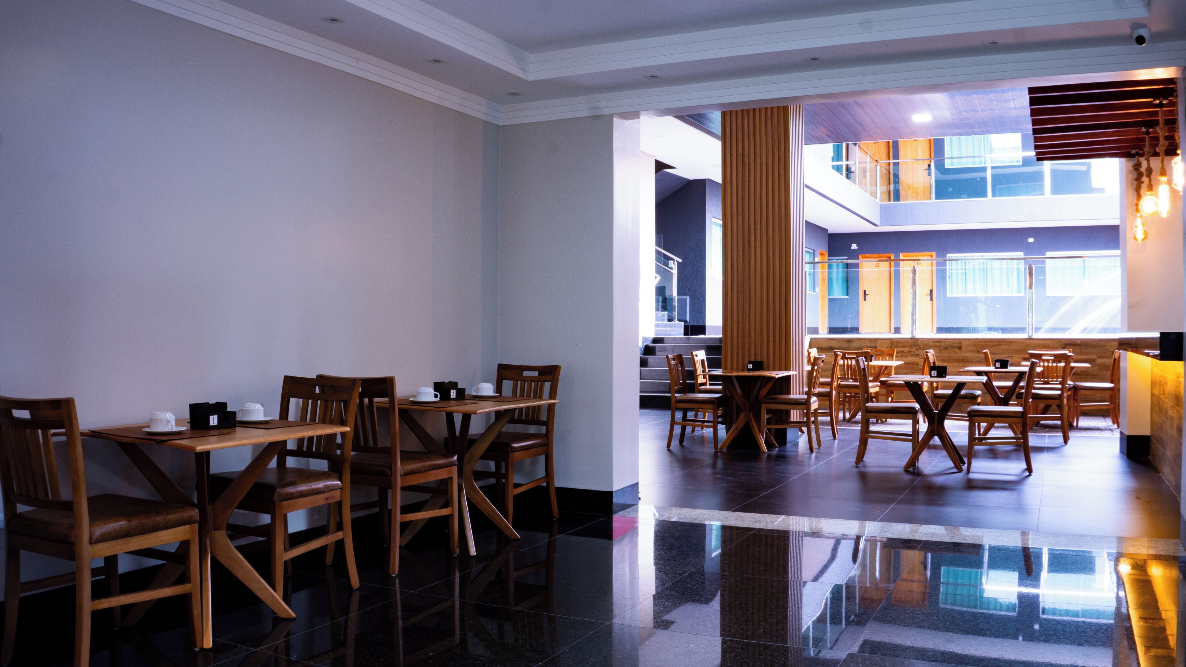 Café da manhã com buffet grátis todos os dias