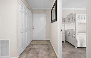 2 bedrooms, iron/ironing board, free WiFi