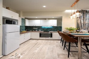 Kjøleskap, ovn, kokeplater og kaffetrakter/tekoker