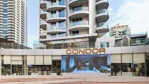 Un edificio moderno con un grande cartello con la scritta 'CONDOR'.