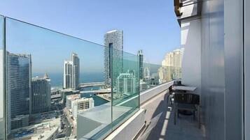 Luxury Apartment, City View | Balkoni