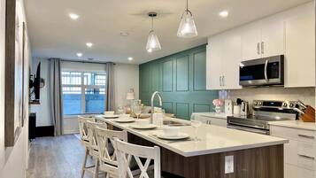 Geladeira, micro-ondas, cooktop, lava-louças