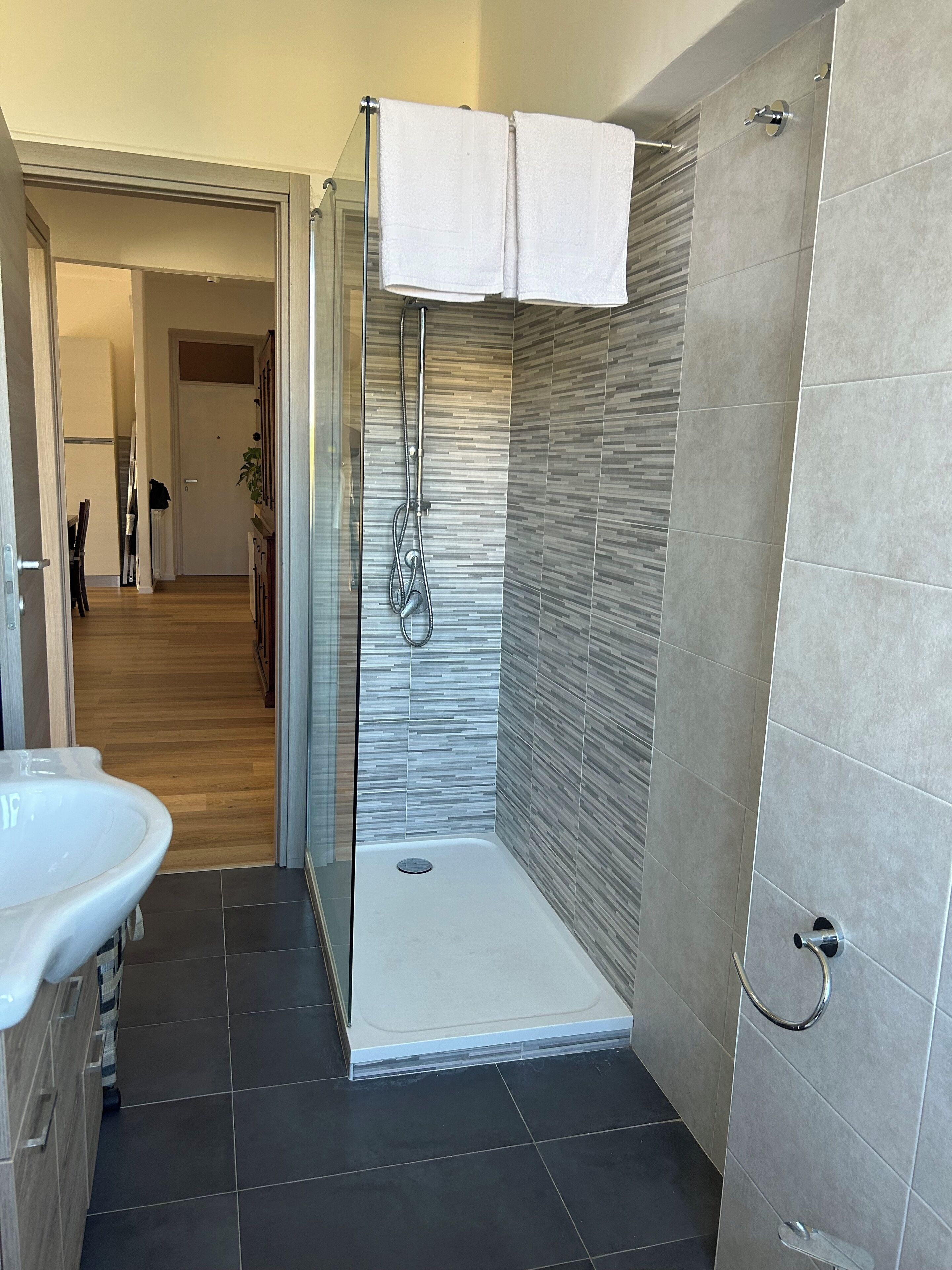 Douche, sèche-cheveux, bidet, serviettes fournies