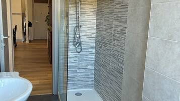 Doccia, asciugacapelli, bidet, asciugamani