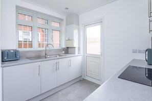 Een koelkast, een magnetron, een oven, een kookplaat