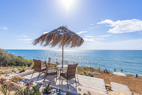 Villa Chrysta - Beachfront 5-Bed Villa With Stunning Pool