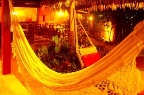 Basic-Doppel- oder -Zweibettzimmer | Wohnbereich | 32-Zoll-LCD-Fernseher mit Digitalempfang