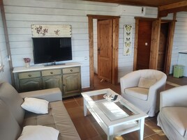 Cabaña familiar, vistas a la montaña | Zona de estar | Una televisión