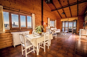 Cabaña familiar, vistas al mar | Zona de estar | Una televisión