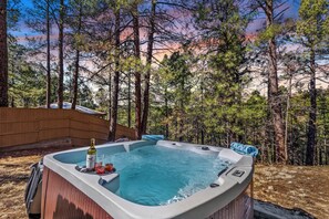 Banyera d'hidromassatge a l'aire lliure