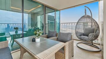 Apartamento superior, vista para a cidade | Sacada