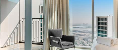 Apartemen Superior, pemandangan kota | 5 kamar tidur, seprai premium, brankas, dan ruang kerja ramah laptop