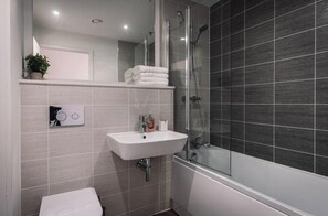 Apartment | Bathroom - City Centre Appt-sleeps 5-free Parking & Free Wifi (Birmingham)