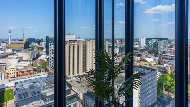 Un edificio de gran altura con vistas al paisaje urbano a través de amplios ventanales.