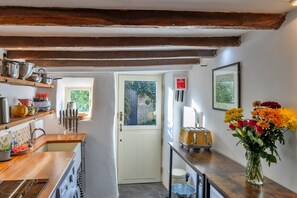 Kjøleskap, ovn, vannkoker og brødrister