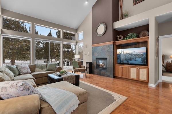 2 Bedroom Condo Eagle Crest- Gas Fireplace and Smart TV