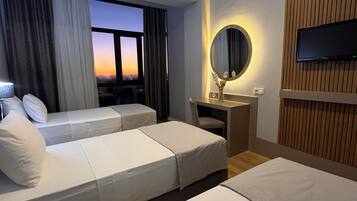 Deluxe-værelse til 3 personer - 3 enkeltsenge - delvis havudsigt | Pengeskab på værelset, skrivebord, arbejdsområde til bærbare computere