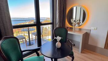 Deluxe-værelse - 1 dobbeltseng - havudsigt | Pengeskab på værelset, skrivebord, arbejdsområde til bærbare computere