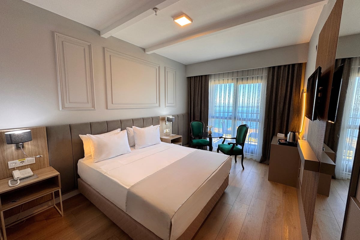 Deluxe-værelse - 1 dobbeltseng - havudsigt | Pengeskab på værelset, skrivebord, arbejdsområde til bærbare computere