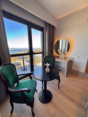 迷你吧、房內夾萬、書桌、手提電腦工作空間