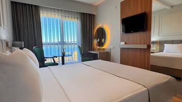 Deluxe Room, 1 Katil Kelamin (Double), Sea View | Peti besi dalam bilik, meja, ruang kerja komputer riba, Wi-fi percuma