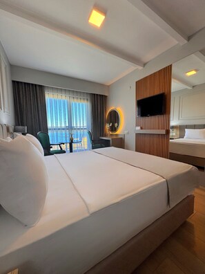 Habitación Deluxe, 1 cama matrimonial, vista al mar | Caja de seguridad en la habitación y escritorio 