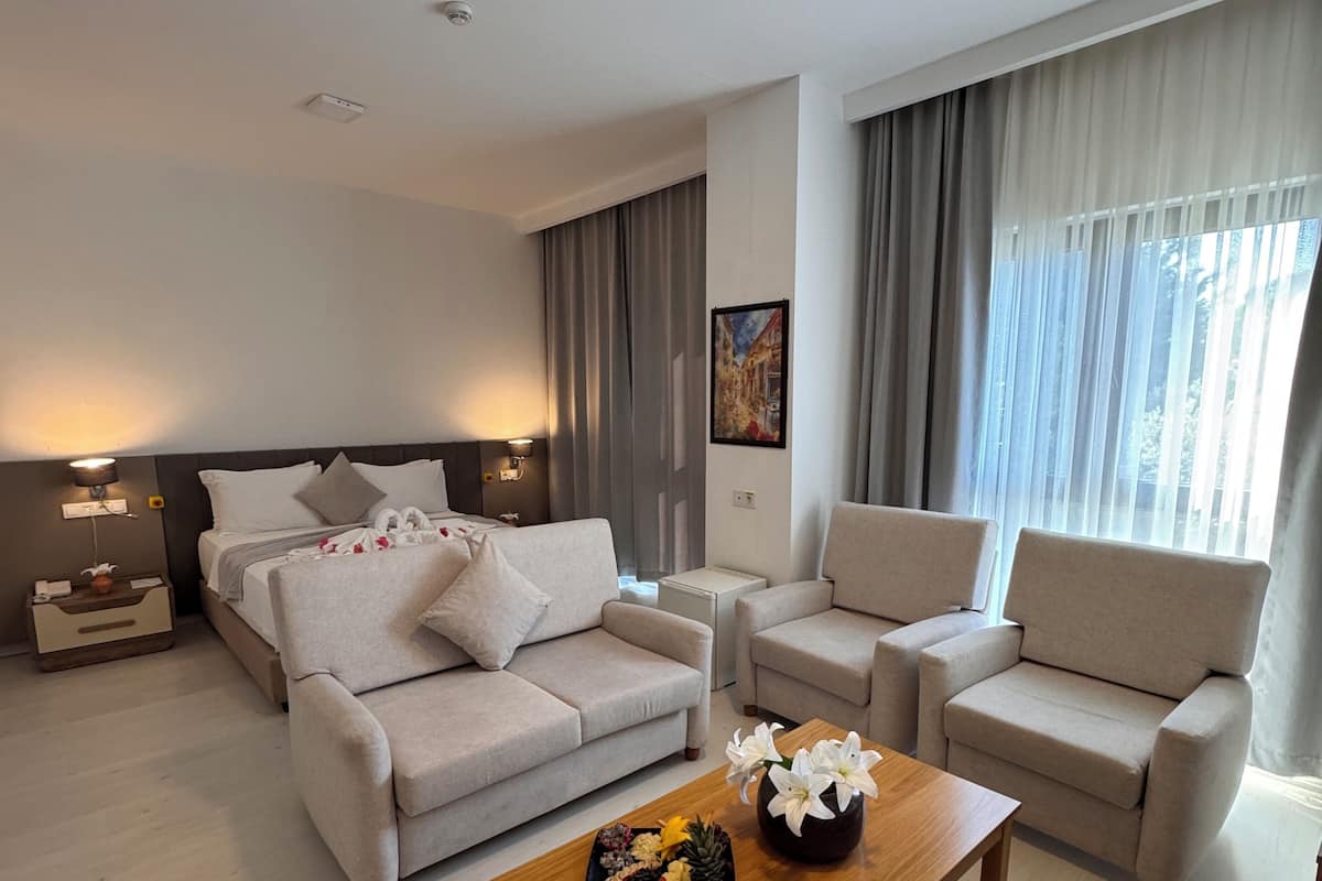 Deluxe-suite - havudsigt | Pengeskab på værelset, skrivebord, arbejdsområde til bærbare computere