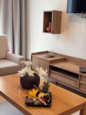 Suite Deluxe, vista al mar | Caja de seguridad en la habitación y escritorio 