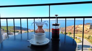 Cofres nos quartos, escrivaninha, espaço de trabalho para notebook