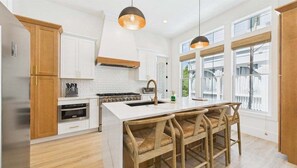 Micro-ondes, plaque de cuisson, lave-vaisselle, cafetière/bouilloire