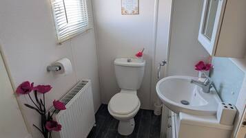 Cabin | Bathroom | Combined shower/bathtub, deep-soaking bathtub, free toiletries