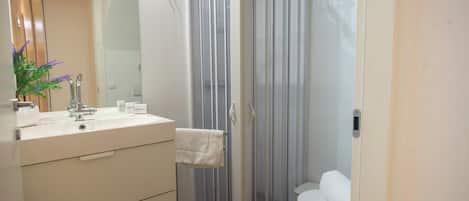 Studio Keluarga (Casanova) | Kamar mandi | Shower, pengering rambut, handuk, dan sabun