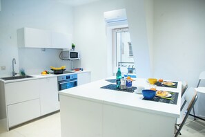 Kjøleskap, mikrobølgeovn, ovn og kokeplater