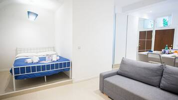Studio Keluarga, microwave (Casanova Sanremo Centre Studio for 4)