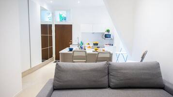 Studio Keluarga, microwave (Casanova Sanremo Centre Studio for 4) | Area keluarga