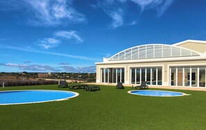 Piscine couverte, piscine extérieure