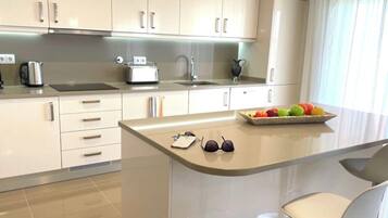 Coffee/tea maker, fridge, microwave, oven