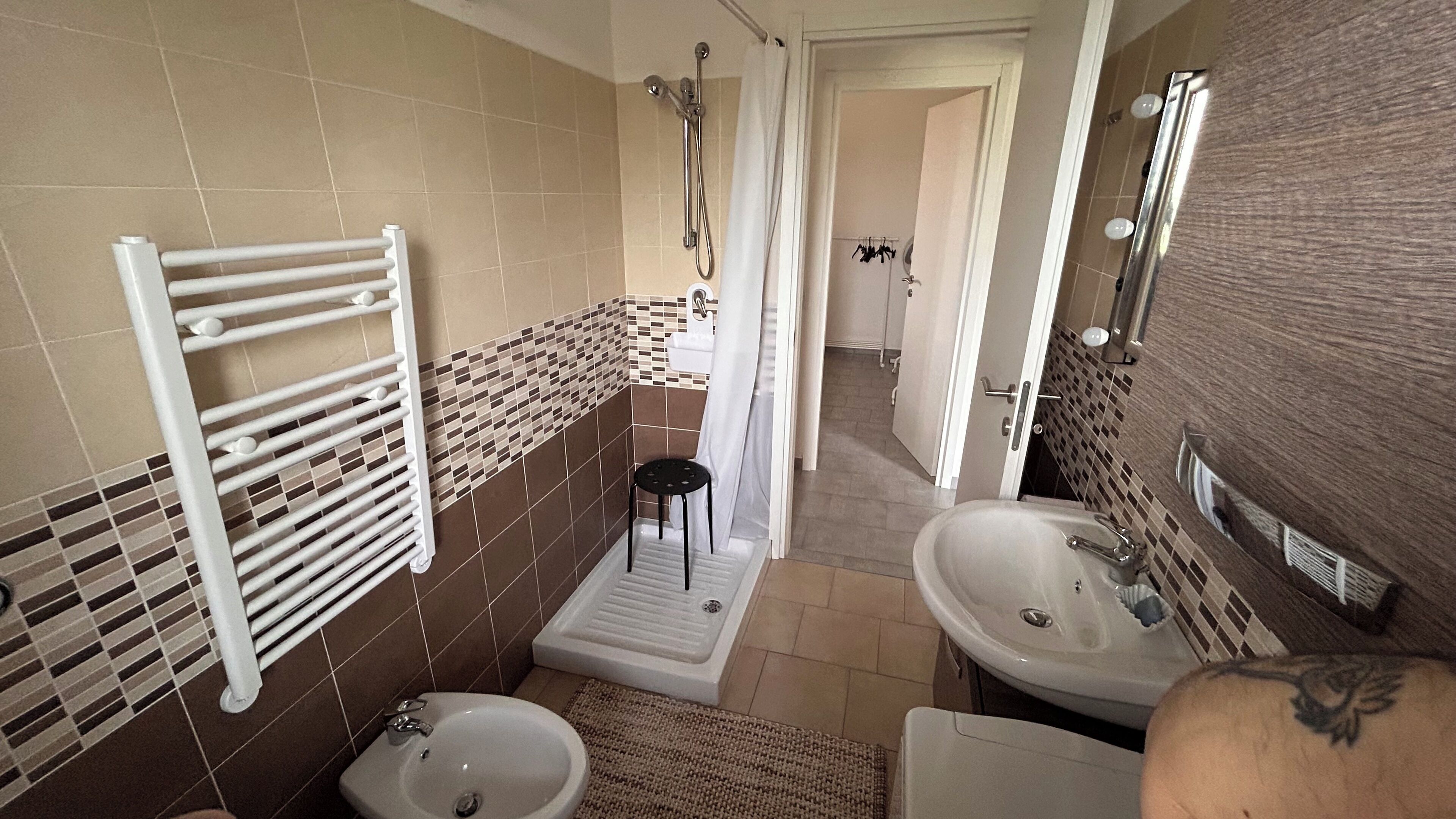 Suihku, hiustenkuivaaja, bidee, pyyhkeet