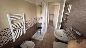 Douche, sèche-cheveux, bidet, serviettes fournies