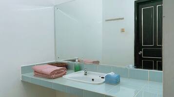 Deluxe Double Room | Bilik Mandi | Pancuran mandi, kelengkapan dandanan diri percuma, tuala disediakan