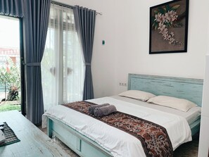 Dobbeltrom – standard, hageutsikt | Skrivebord og wi-fi (inkludert)