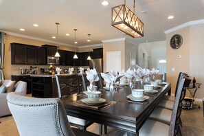 Dining - Enchanting 8-bedroom house with WiFi in Kissimmee (Kissimmee)