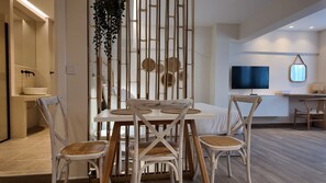 Apartemen Superior, pemandangan kota | Makan di kamar
