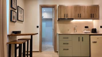 Habitación doble estándar, vista a la ciudad | Cocineta privada | Refrigerador, parrilla de estufa y utensilios de cocina