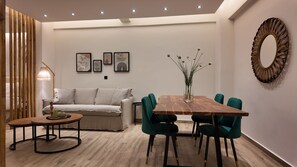 Apartamento superior, vista para a cidade | Opções para refeição no quarto
