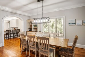 Dining - Hidden Oak Hideaway, Pet/Family Friendly 4bd/3.5bath, walk to beach (Seabrook Island)
