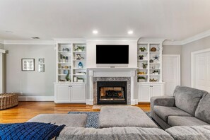TV, fireplace - Hidden Oak Hideaway, Pet/Family Friendly 4bd/3.5bath, walk to beach (Seabrook Island)