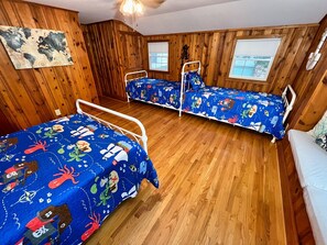 8 bedrooms, desk, travel cot, free WiFi - All Year Retreat - Indoor Heated Pool, Beach, Game & Movie Cottage, Sleeps 21 (Hague)