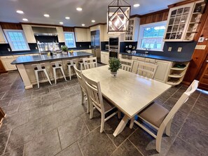 Dining - All Year Retreat - Indoor Heated Pool, Beach, Game & Movie Cottage, Sleeps 21 (Hague)