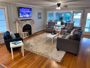 スマートテレビ、暖炉、テレビゲーム、ステレオ